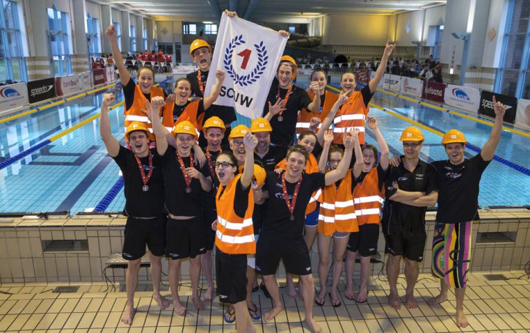 SCUW's men and women teams pose for a photo during the NLA Swiss Swimming Club Championships at the Hallenbad Buchholz in Uster, Switzerland, Sunday, March 24, 2013. (Photo by Patrick B. Kraemer / MAGICPBK)